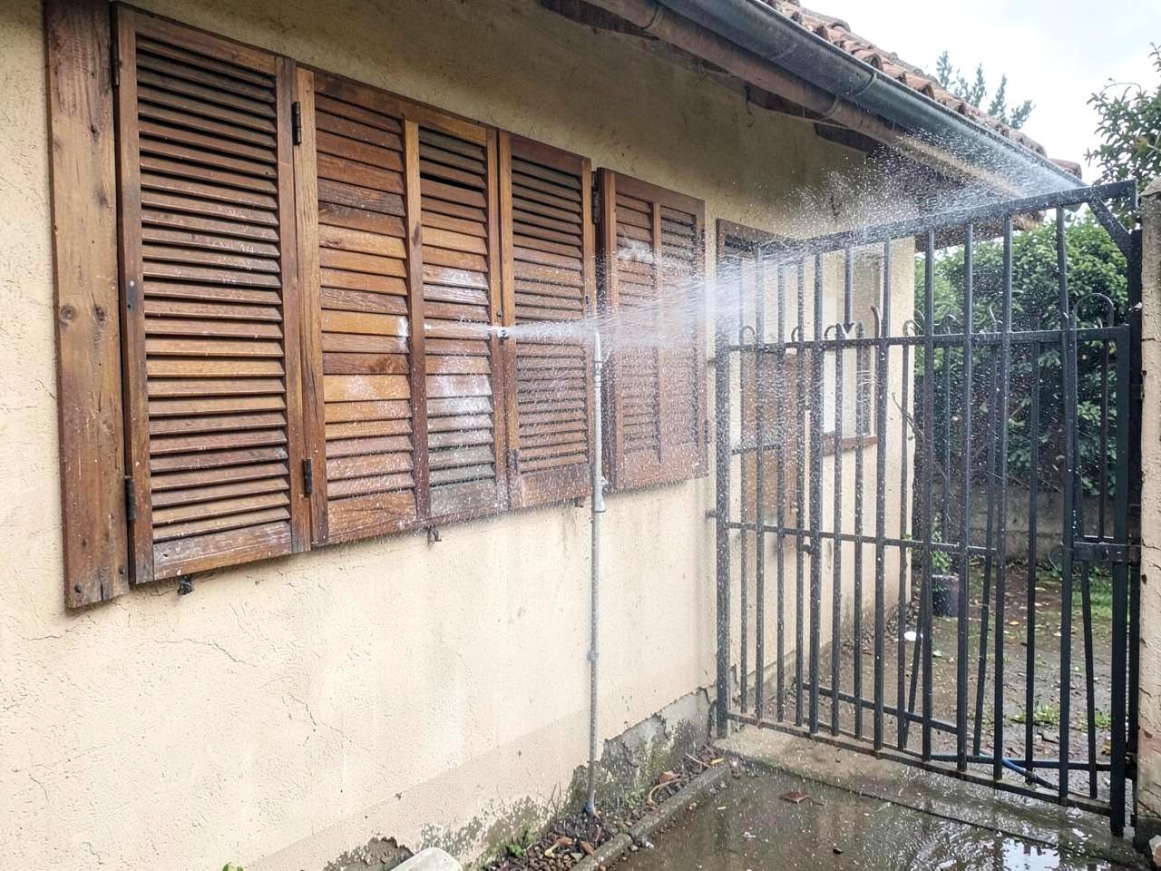 Nettoyage haute pression de volets en bois et d'un portail en fer